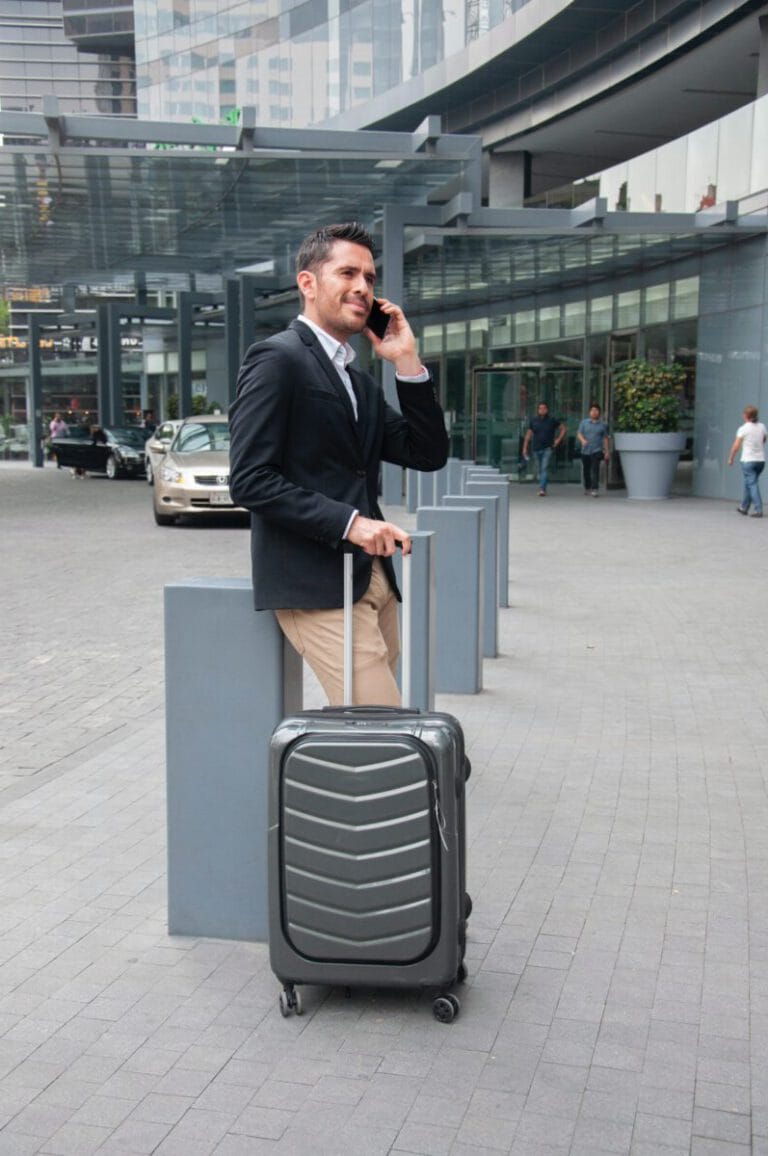 man-holding-luggage-bag-reserveren-taxinolimit.com